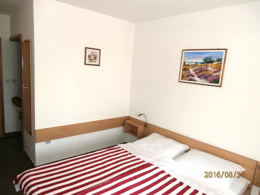 Apartments Meni Драге Екстериор снимка